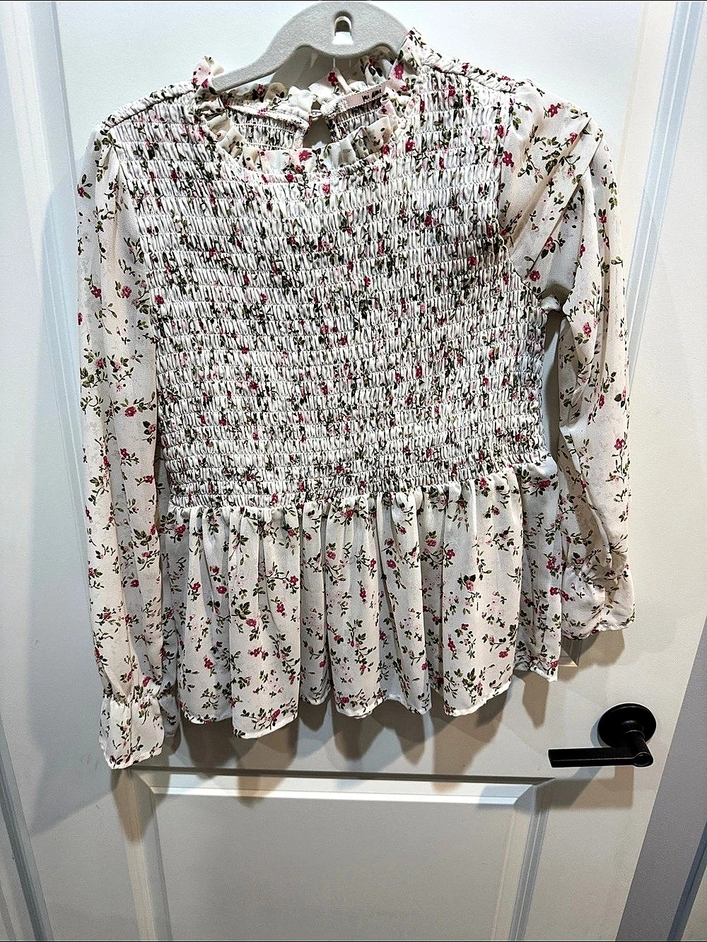 Mimi & Co. Floral Smocked Blouse in White & Pink Size Small Like New
